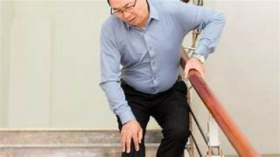 Người lớn tuổi đau khớp gối c&oacute; n&ecirc;n đi bộ, leo cầu thang? B&aacute;c sĩ giải đ&aacute;p