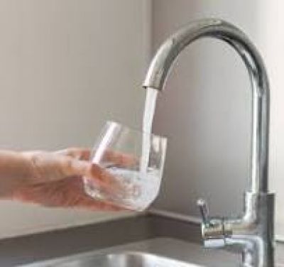 Hậu quả trước mắt và lâu dài khi uống trực tiếp nước máy mỗi ngày