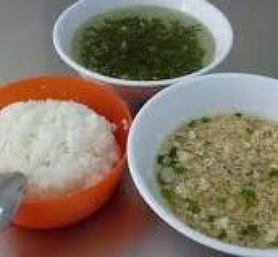 Ăn cơm cùng với canh: Bác sĩ nói gì?