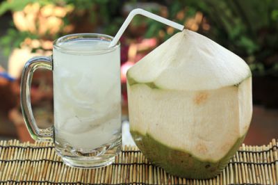 Uống nước dừa mùa hè rất mát nhưng lạm dụng có thể nguy hiểm cho đường ruột, thậm chí gây tử vong