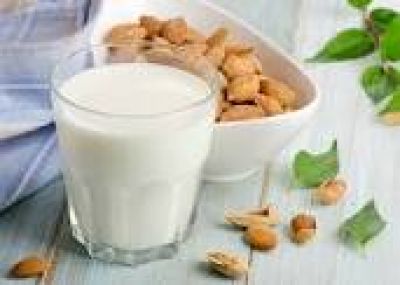 Có nên uống sữa protein khi bụng đang đói?
