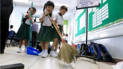 Giáo dục Nhật Bản: Trẻ mẫu giáo chia cơm, lớp 1 dọn sân bóng rổ