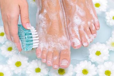 Ng&acirc;m ch&acirc;n l&acirc;u trong nước ngập ảnh hưởng đến da thế n&agrave;o?