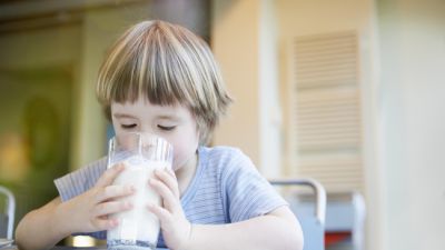 Trẻ mấy tháng uống được sữa tươi? Những lưu ý khi cho bé uống sữa mẹ cần biết