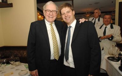 “13 điều tuyệt vời tôi học được trong bữa trưa với Warren Buffett”: Hãy hào phóng với người khác!